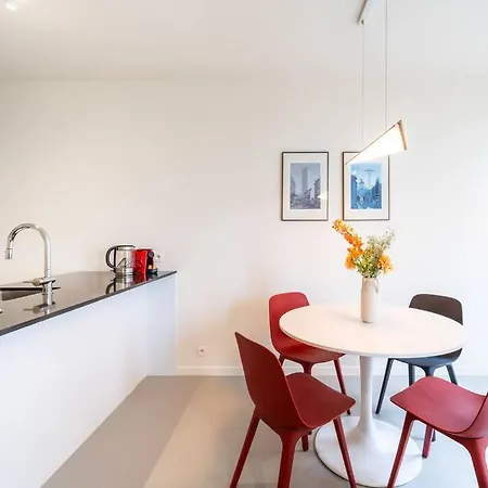 Chic 2-bedroom Haven In Antuérpia